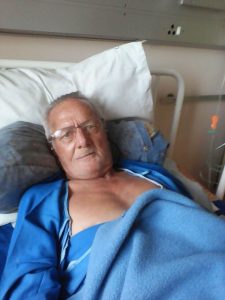 Bejaarde man wat 15 dae lank op ’n noodoperasie gewag het, sterf